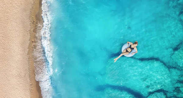 Vista Aérea Para Rapariga Mar Água Azul Turquesa Como Fundo — Fotografia de Stock