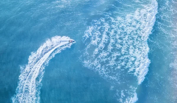 Scooter Permukaan Laut Pemandangan Udara Kapal Apung Mewah Perairan Pirus — Stok Foto
