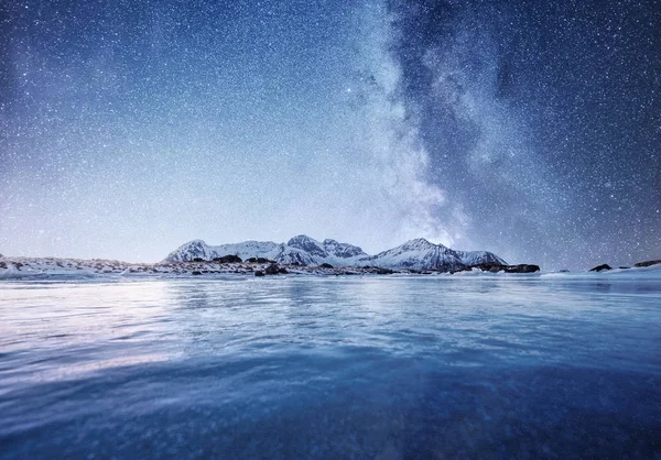 Mountans と夜の時に水面に反射 海湾と夜の時間の山です 天の川 ノルウェーの山の上 ノルウェーの美しい自然の景観 — ストック写真