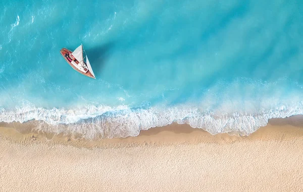 Yacht Vattenytan Från Ovanifrån Turkost Vatten Bakgrund Från Ovanifrån Sommaren — Stockfoto