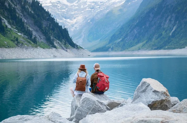 Resenärer Par Titta Fjällsjön Resor Och Aktivt Liv Konceptet Med — Stockfoto