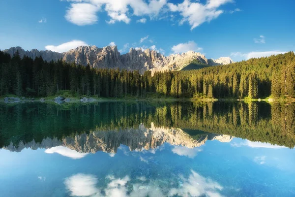 Berge Und Wälder Spiegeln Sich Auf Der Wasseroberfläche Naturlandschaft Den — Stockfoto