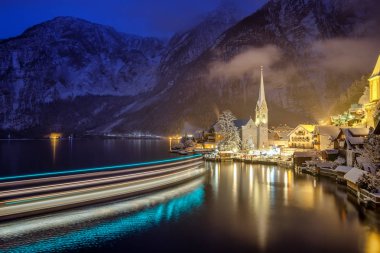 Hallstat Köyü, akşam saat Avusturya'da. Dağ Vadisi lake yakınındaki güzel köyde. Kış zaman doğal peyzaj