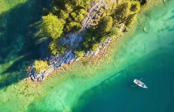 Εναέρια Άποψη Σχετικά Λίμνη Και Σκάφος Φυσικό Τοπίο Από Drone — Φωτογραφία Αρχείου
