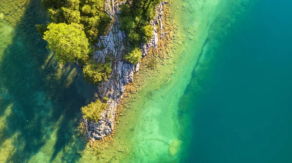 湖と森の空中写真 ドローンから自然の風景 スイスの空気から空中風景 — ストック写真