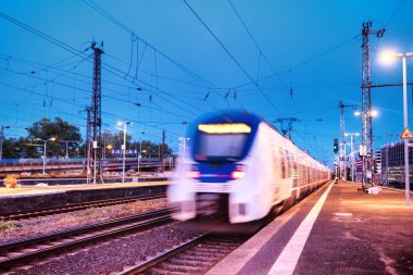 Hızlı tren tren istasyonu. Taşıma ile kompozisyon. Kavram ve ulaşım öğesindeki bir fikir. Yolcu treni istasyonu