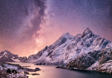 Mountans ve gece zaman su yüzeyinde yansıma. Deniz Körfezi ve dağlar gece zaman. Samanyolu yukarıda dağlar, Norveç.