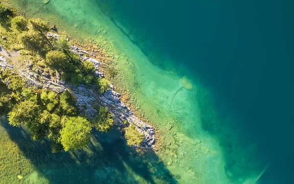 湖と森の空中写真 ドローンから自然の風景 スイスの空気から空中風景 — ストック写真