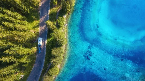Letecký Pohled Silnici Poblíž Jezera Cestování Auto Krajina Dopravou Drony — Stock fotografie