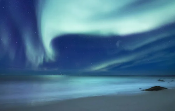 罗弗敦群岛上的北极极光 绿色的北极光在海洋之上 夜空中的极地灯光 夜间冬季景观与极光和倒影在水面上 自然背景在挪威 — 图库照片