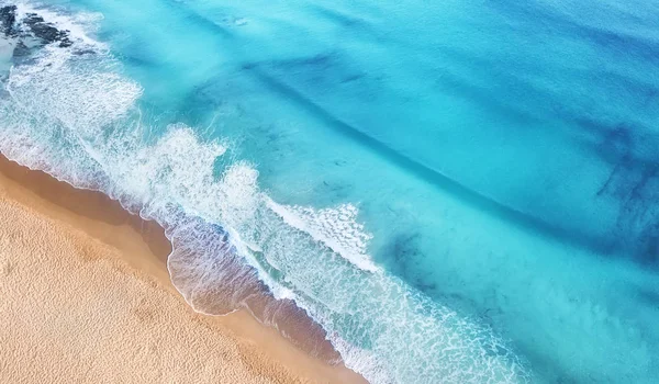 トップビューからビーチや波 上から見たターコイズブルーの水の背景 夏の海の空気から ドローンからの眺め 旅行のコンセプトとアイデア — ストック写真