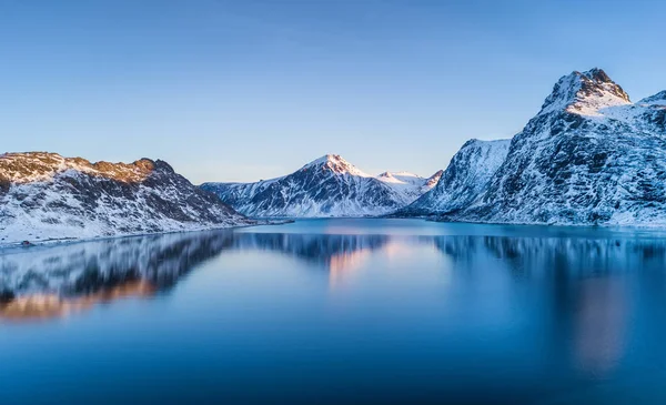 Letecký Pohled Ostrovy Lofoty Norsko Hory Moře Při Západu Slunce — Stock fotografie