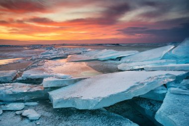 Kış manzara sahil günbatımı sırasında üzerinde. Lofoten Adaları, Norveç. Buz ve günbatımı gökyüzü. Doğal kış manzarası