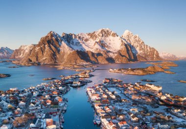 Lofoten Adaları, Norveç Hava manzaraya. Dağlar ve deniz günbatımı sırasında. Dron, havadaki doğal peyzaj. Kış saati, Norveç