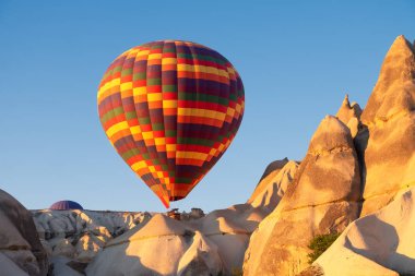 Airballoons Türkiye'de, Cappadocia. Seyahat ve eğlence. Havada macera. Kavram ve fikir macera. Gökyüzü arka plan üzerinde Airballoons