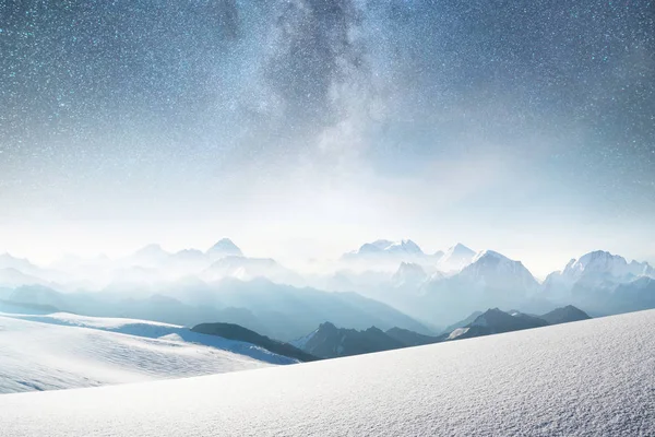 Montañas Cielo Con Estrellas Paisaje Natural Región Las Montañas Invierno —  Fotos de Stock