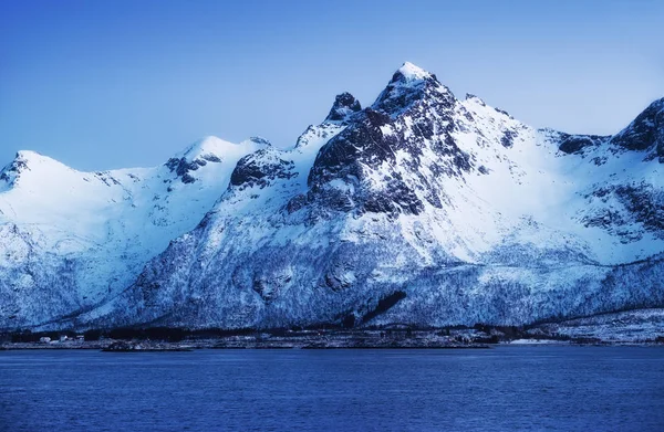 Bergsryggen Och Ocean Vatten Ytan Naturlandskap Ögruppen Lofoten Norge Vatten — Stockfoto