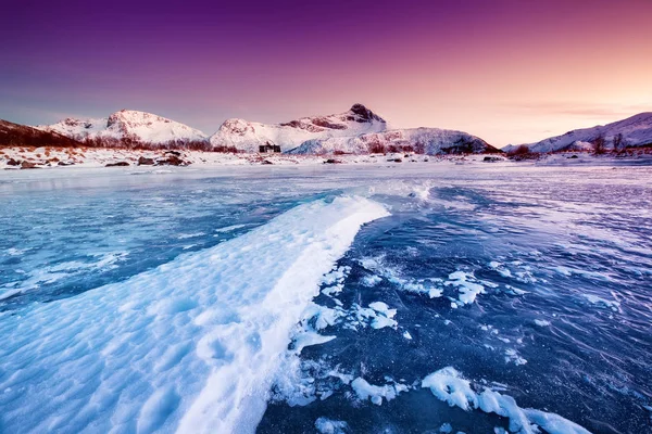 Dağ Sırtı Buz Donmuş Gölün Yüzeyinde Doğal Peyzaj Lofoten Adaları — Stok fotoğraf