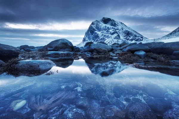Hegy Csúcsa Mérlegelés Víz Felszínén Természeti Táj Lofoten Szigetek Norvégia — Stock Fotó