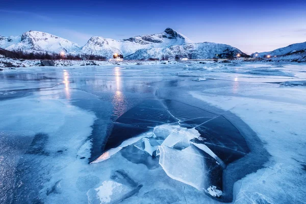 Гірський Хребет Льоду Замерзлому Озері Поверхня Природних Ландшафтів Лофотені Островах — стокове фото