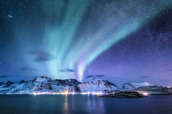 Aurora Borealis Lofoten Szigetek Norvégia Zöld Északi Fények Fent Hegyekben — Stock Fotó