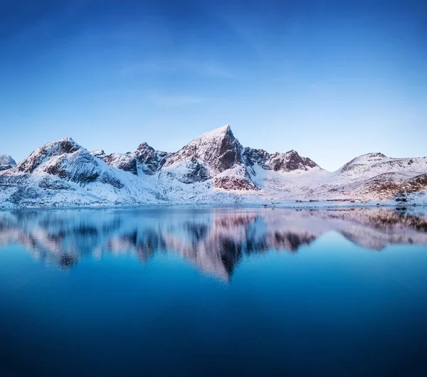 Luchtfoto Uitzicht Bergen Reflectie Het Wateroppervlak Lofoten Eilanden Noorwegen Natuurlijke — Stockfoto