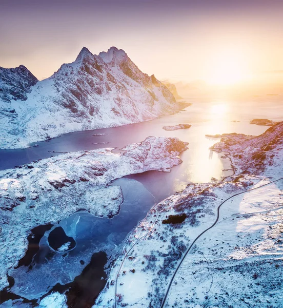 ノルウェー ロフォーテン諸島の空撮 山と日没時に海 ドローンで空気から自然の風景 冬時ノルウェー — ストック写真