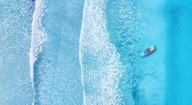 Kumsal ve dalgalar yukarıdan görünüyor. Turkuaz su arka planı. Havadan gelen yaz deniz manzarası. İHA 'nın üst görüntüsü. Seyahat konsepti ve fikri