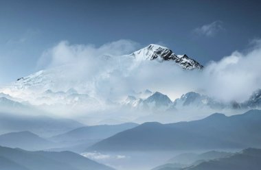 Bulutlar dağlar ridge. Doğal dağ manzarası. Dağlar manzara arka plan olarak. Seyahat ve macera arka plan.