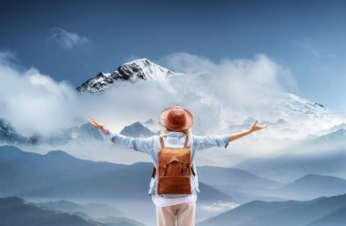 Gezgin dağlar, seyahat ve aktif bir yaşam kavramı manzara. Macera ve dağlar bölgede seyahat. Sırt çantası insanlarla bir gezgin olarak