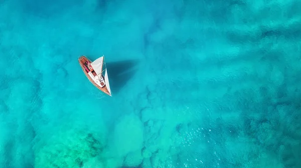 平面図から海の上のヨットします 平面図から青緑色の水の背景 空気から夏の海 旅行の概念と考え — ストック写真