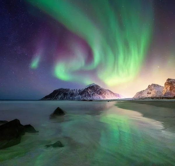 挪威洛福敦群岛上的北极光 山和海滩上方的绿色北极光 夜晚的天空与极光 夜冬天风景与极光 挪威的自然背景 — 图库照片