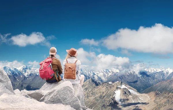 出張カップルは 山の風景を見てください 旅行やアクティブ ライフ コンセプト チームです 冒険や山岳地域の旅行 — ストック写真