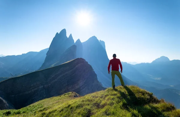Tırmanıcı Yüksek Arka Plan Kayalar Spor Aktif Bir Yaşam Kavramı — Stok fotoğraf