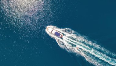Denizin üzerinde üst görünümden yat. Tekneler, Aerail görünümü. Üstten görünüm deniz kökenli. Yaz deniz--dan soluduğumuz hava. Seyahat kavramı ve fikir