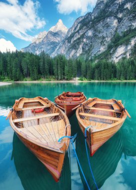Lago di Braers Gölü, Dolomite Alpleri, İtalya. Göldeki tekneler. Dolomite Alpleri, İtalya 'da manzara. Pragser Wildsee - Görüntü