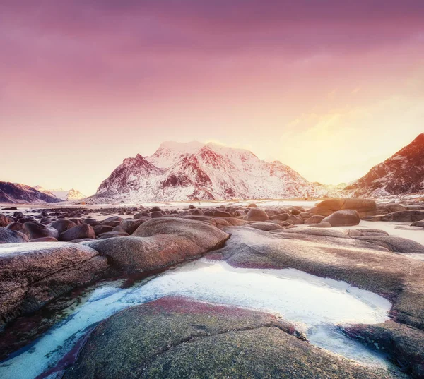 Bergen Steen Water Zonsopgang Lofoten Eilanden Noorwegen Natuurlijke Landschap Het — Stockfoto