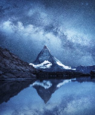 Matterhorn ve gece zaman su yüzeyinde yansıma. Matterhorn, İsviçre yukarıda Samanyolu. İsviçre güzel doğal peyzaj
