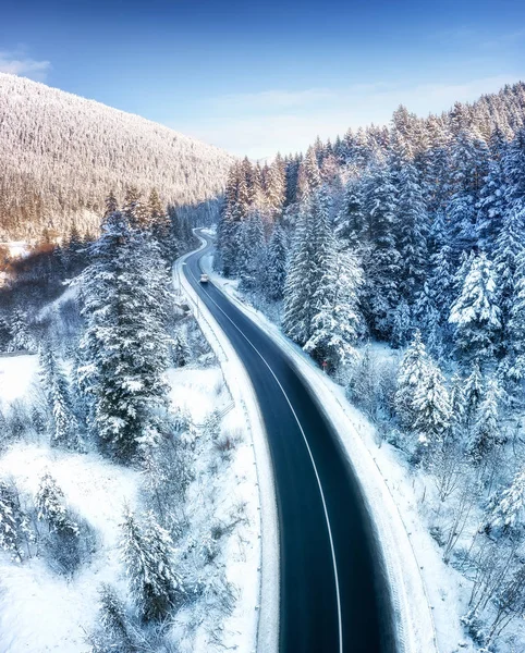 道路と冬時間で森の空中写真 空気から自然な冬の風景です 冬は雪の下で森林の時間 ドローンから風景します ロイヤリティフリーのストック写真