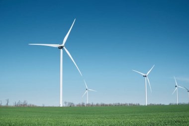 Rüzgar elektrik santrali sahada. Teknoloji ve yenilik. Yeşil enerji kompozisyon. Rüzgar türbinleri. Sanayi peyzaj