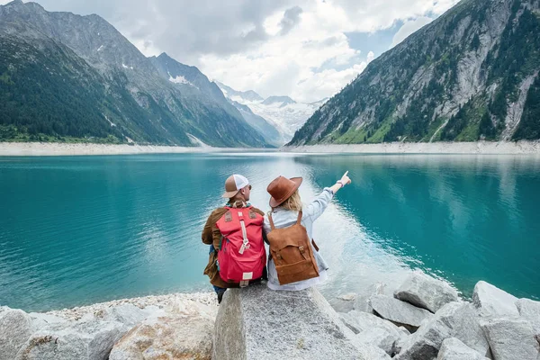 出張カップルを見て山の湖 旅行やアクティブ ライフ コンセプト チームです 冒険し オーストリアの山岳地域 — ストック写真