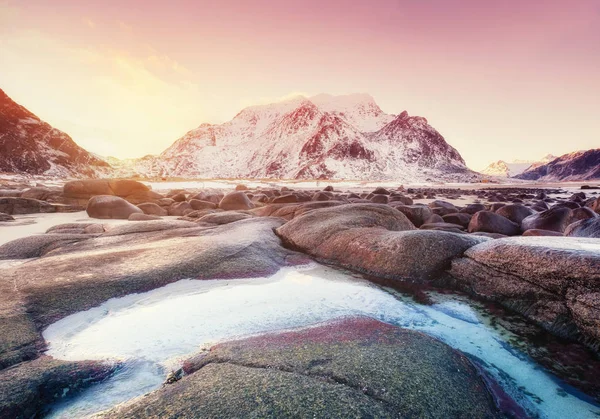 Berg Sten Vatten Och Soluppgången Lofoten Öarna Norge Landskap Norge — Stockfoto