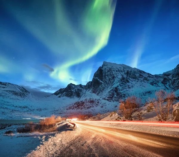 Aurora Boreal Las Islas Lofoten Noruega Tráfico Por Carretera Desenfoque —  Fotos de Stock