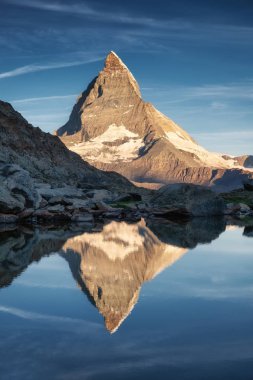 Matterhorn ve su yüzeyinde yansıma gündoğumu sırasında. Güzel doğal peyzaj İsviçre. Matterhorn, Zermatt, İsviçre-görüntü