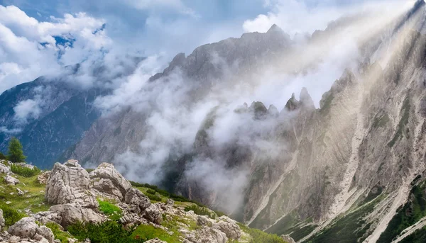 Panorama Gór Alpy Dolomity Włochy Grzbiet Górski Chmurach Piękny Krajobraz — Zdjęcie stockowe