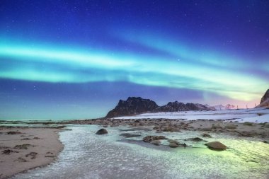 Aurora borealis Lofoten Adaları, Norveç. Kutup ışıkları ile gece gökyüzü. Aurora ve su yüzeyinde yansıma ile gece kış manzarası. Norveç-görüntü