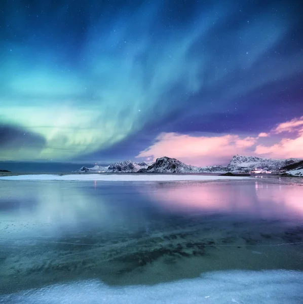 挪威洛福敦群岛上的北极光 海洋上方的绿色北极光 夜晚的天空与极光 夜间冬季景观与极光和反射的水面上 诺威形象 — 图库照片