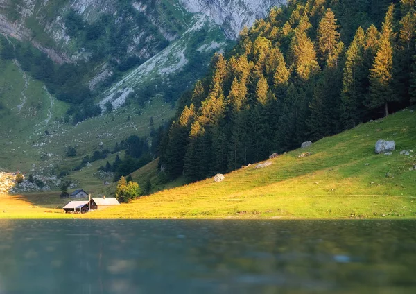 Landschaft Der Schweiz Berge Und See Reflexion Auf Der Wasseroberfläche — Stockfoto