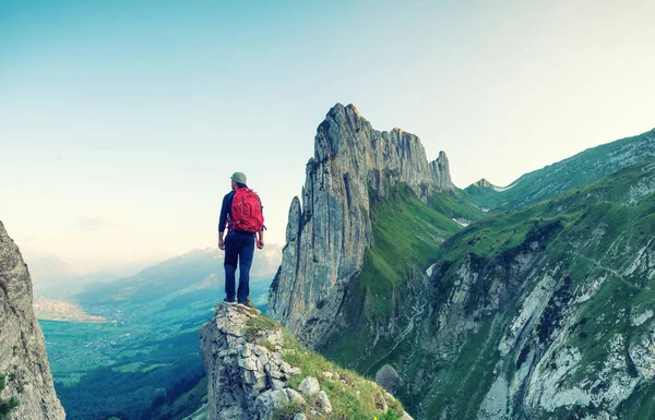 高観光は岩の背景です スポーツ アクティブ ライフ コンセプト 冒険やスイス山中に山岳地域の旅行 — ストック写真