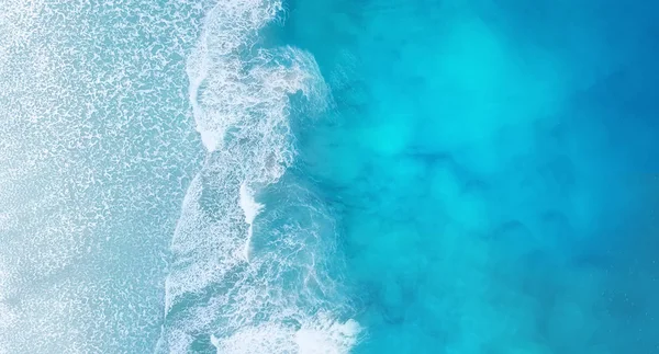 Παραλία Και Κύματα Από Την Κορυφή Άποψη Φόντο Τιρκουάζ Νερό — Φωτογραφία Αρχείου